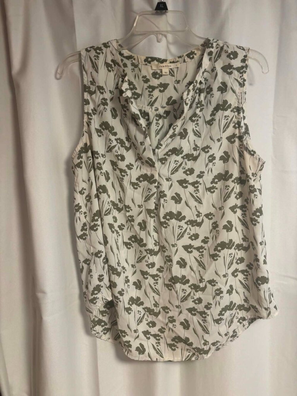 Fun 2 Fun Sleeveless Floral Blouse Size Large